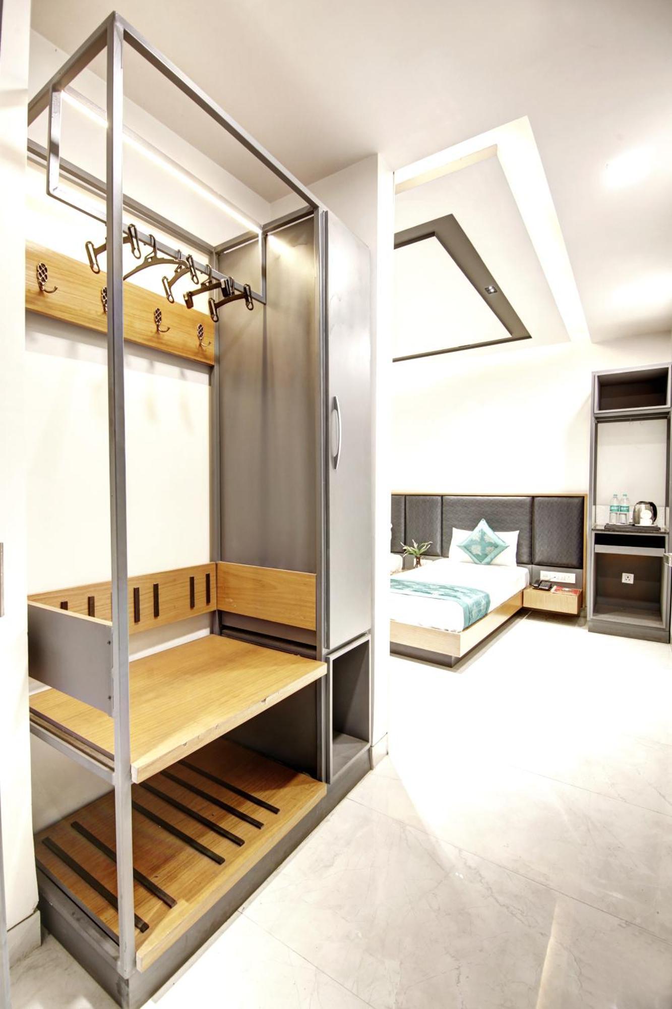 Applewood Grand Delhi Airport * New Delhi