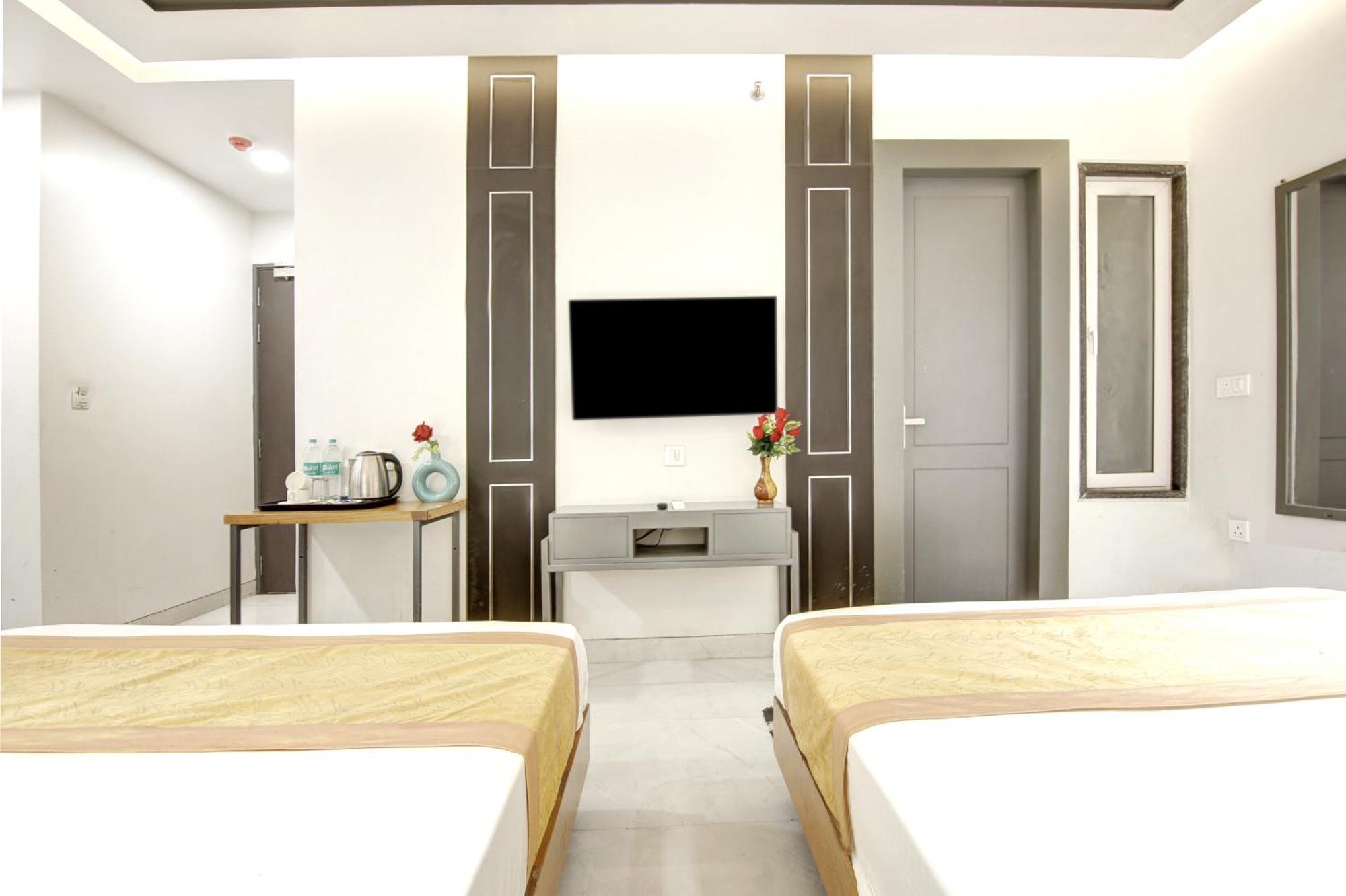 Applewood Grand Delhi Airport * New Delhi