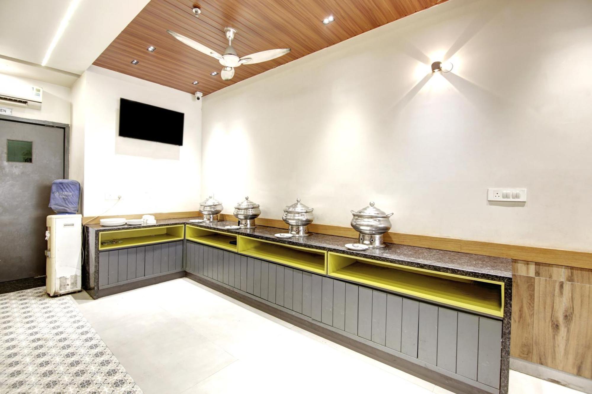 Applewood Grand Delhi Airport Hotel *