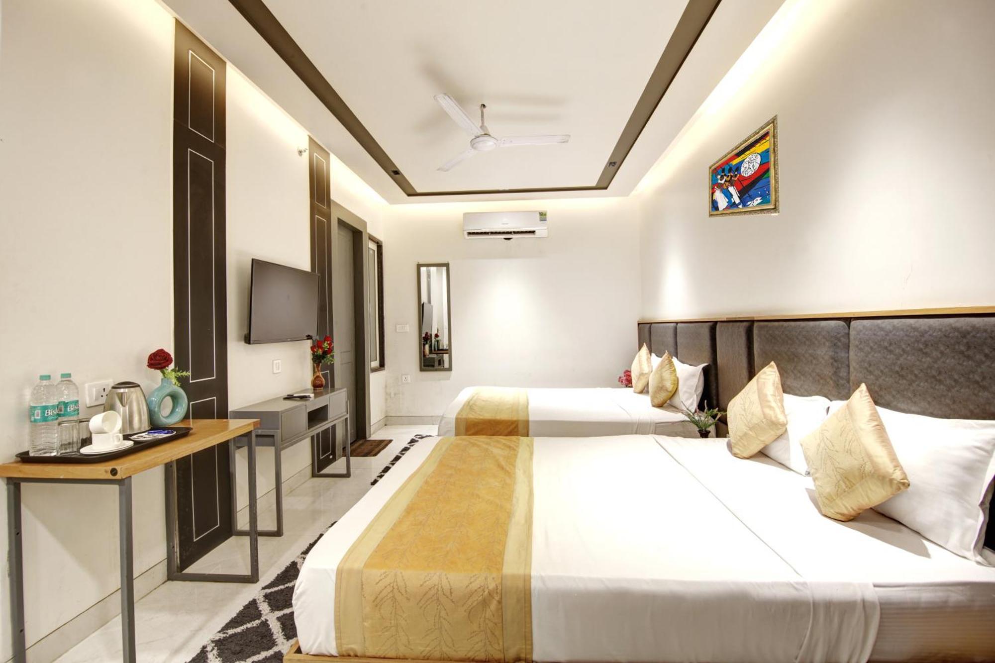 Applewood Grand Delhi Airport * New Delhi