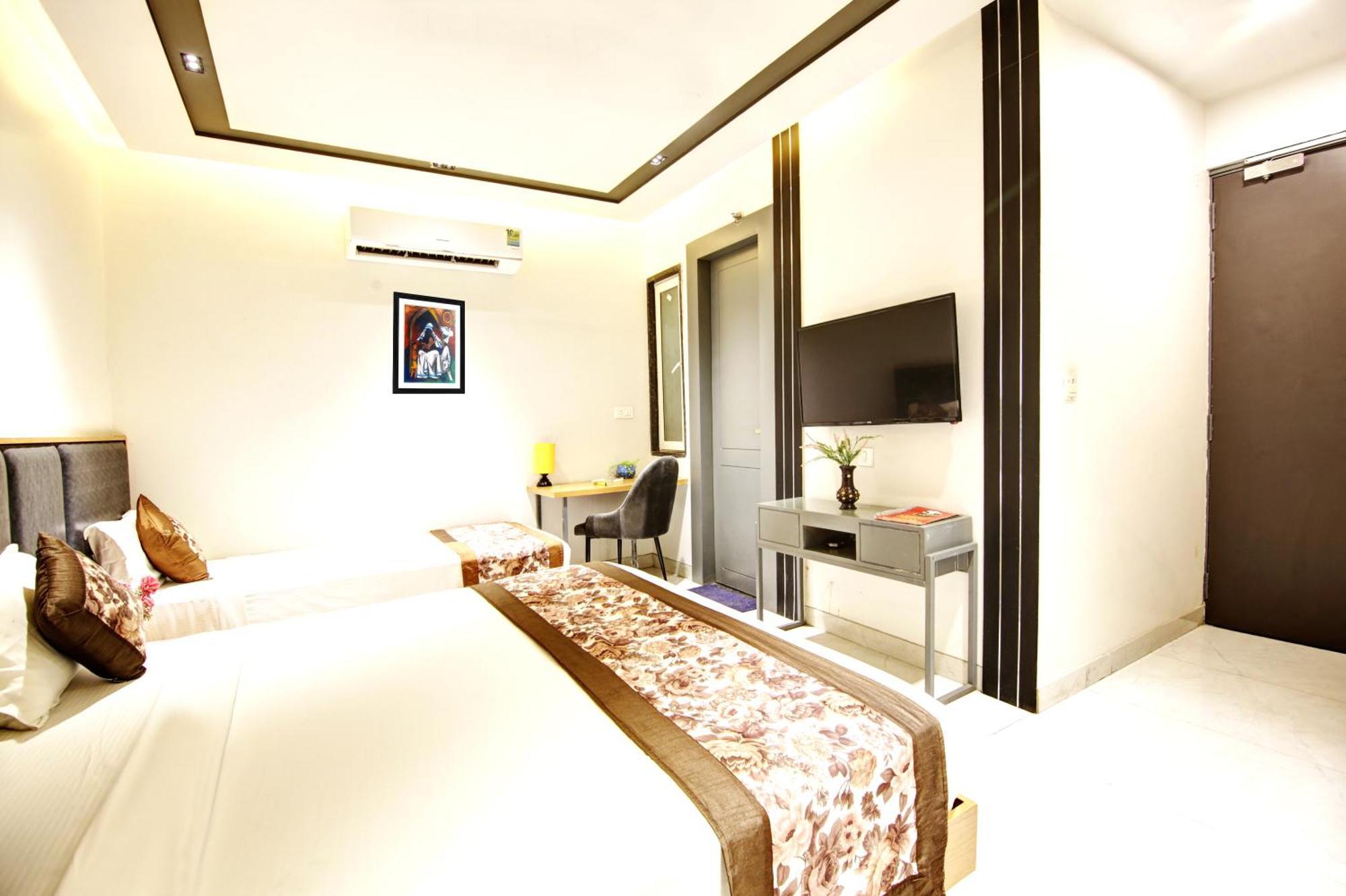 Applewood Grand Delhi Airport *