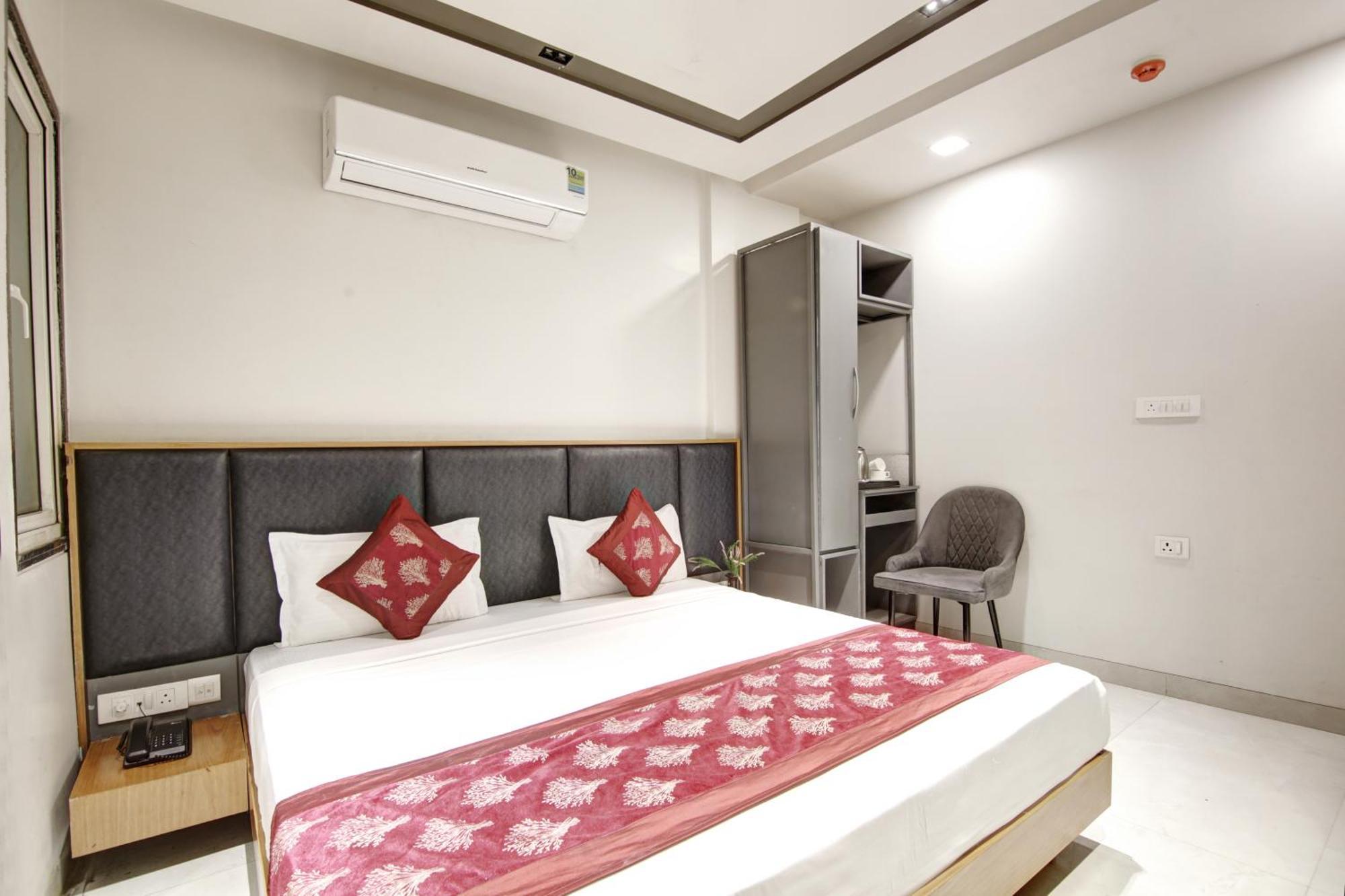 Applewood Grand Delhi Airport * New Delhi