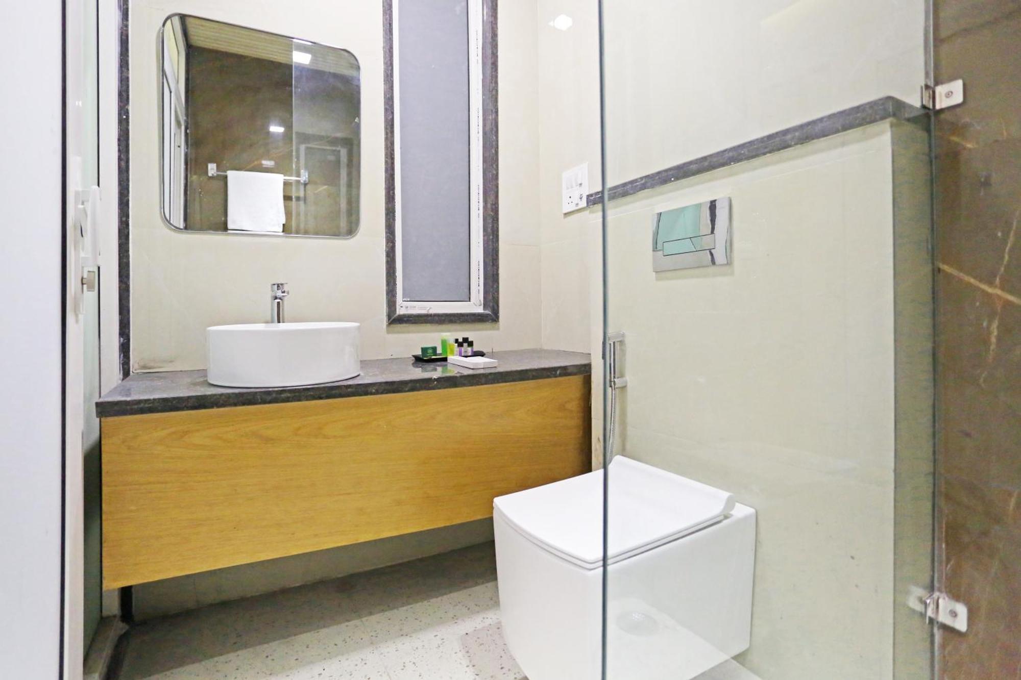 Applewood Grand Delhi Airport Hotel *